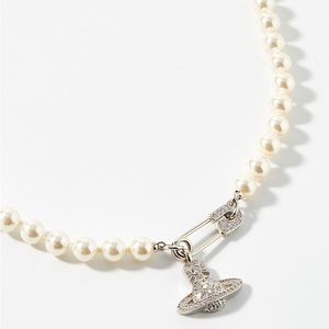 VIVIENNE WESTWOOD
Faux-Pearl Lucrece Pendant Necklace